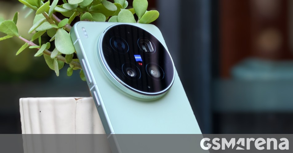 vivo X300 Ultra Victory Green hands-on