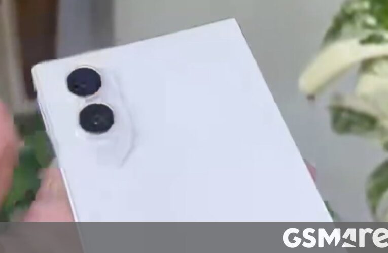 Samsung Galaxy Z Fold Wide dummy appears in hands-on video
